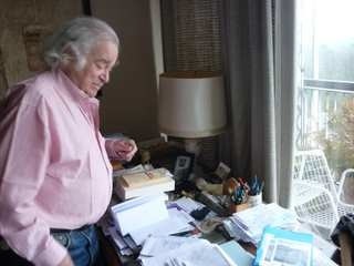 Pierre Mertens dans son appartement Photo Edmond Morrel